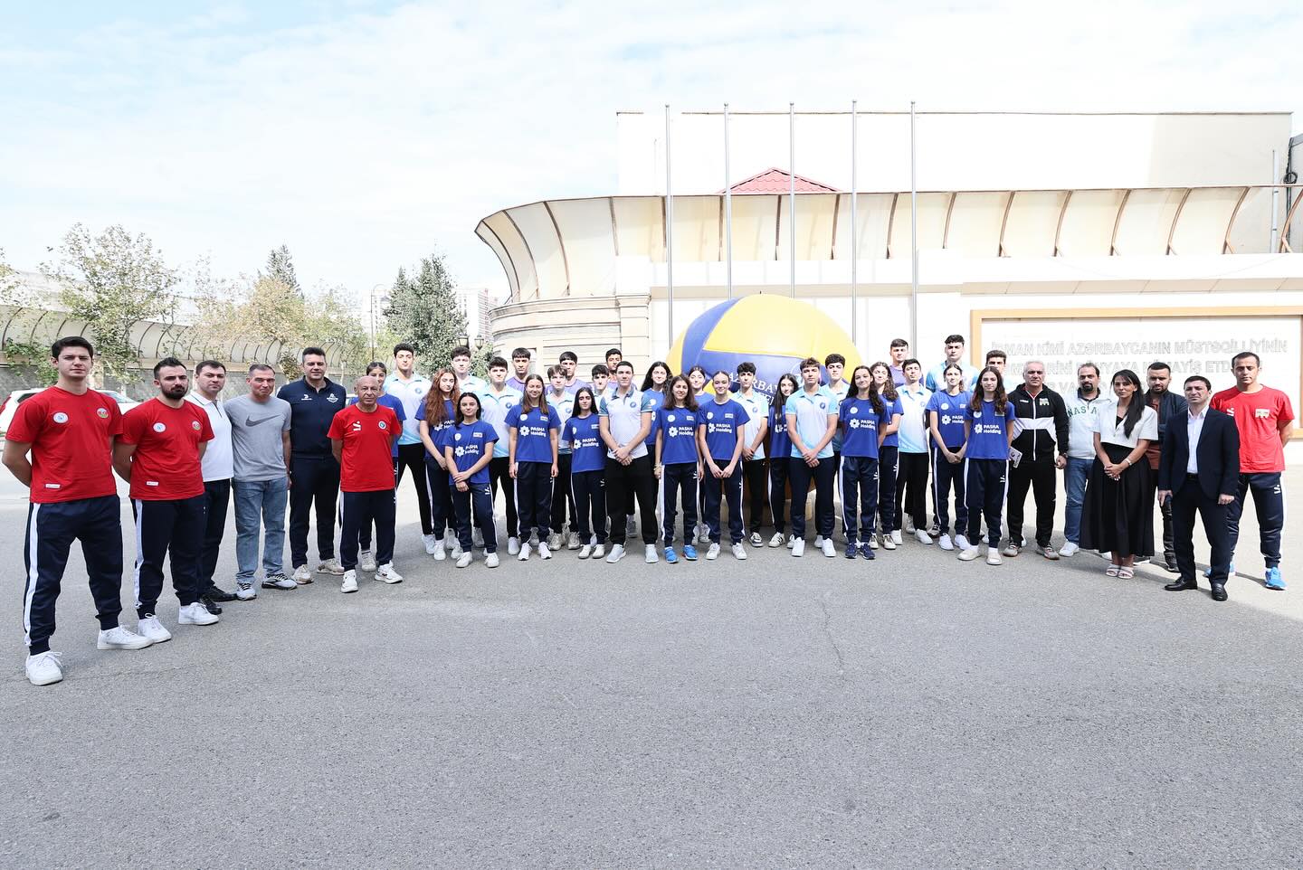Azərbaycan Voleybol Federasiyasının (AVF) prezidenti Şahin Bağırov III MDB Oyunlarında ölkəmizi təmsil edəcək yeniyetmə qız və oğlan voleybol komandaları ilə görüş keçirib.
                                  