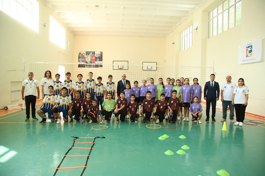 Azərbaycan Voleybol Federasiyasının (AVF) prezidenti Şahin Bağırov Gəncə Regional Voleybol Klubunun (RVK) Yevlax və Ağdaş bölmələrinin yeniyetmə voleybolçuları və məşqçiləri ilə görüşüb.
                                  