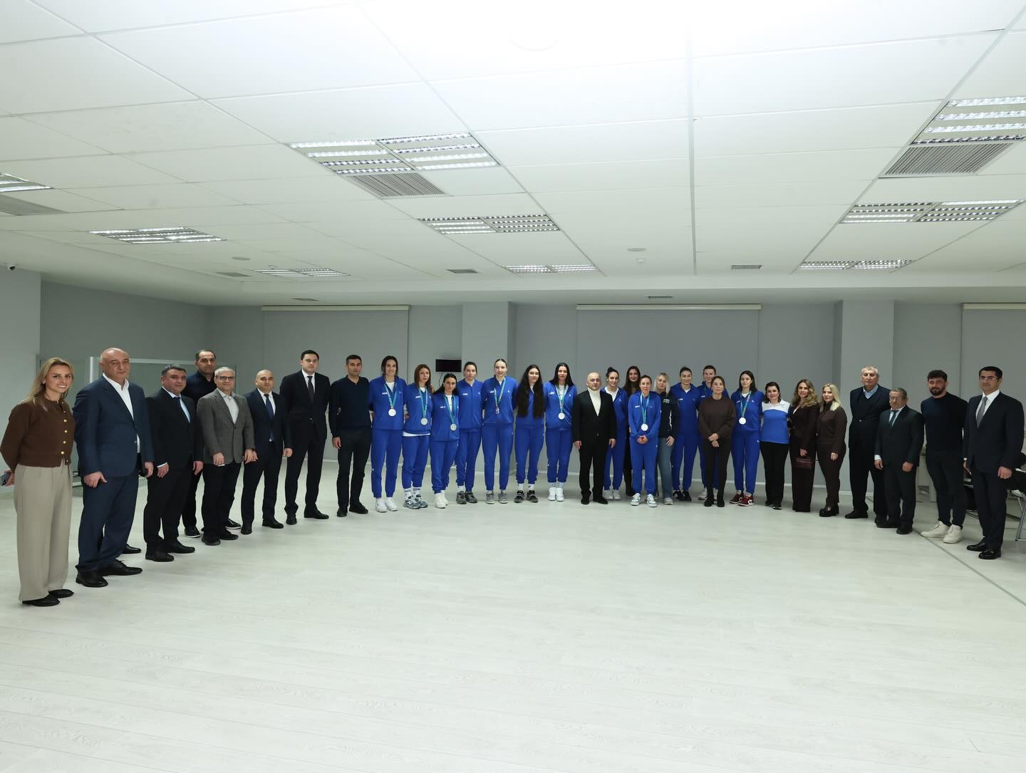 Azərbaycan Voleybol Federasiyasının (AVF) rəhbərliyi VI İslam Həmrəyliyi Oyunlarında gümüş medal qazanan qadın voleybolçulardan ibarət millimizlə görüşüb.