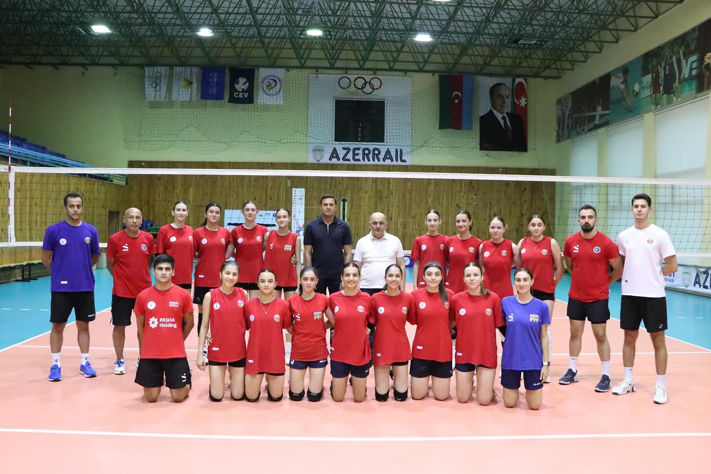 Azərbaycan Voleybol Federasiyasının (AVF) prezidenti Şahin Bağırov və baş katib Faiq Orucov III MDB Oyunlarında iştirak edəcək 15 yaşadək qızlardan ibarət yığma komandamızın məşqini izləyiblər
                                  